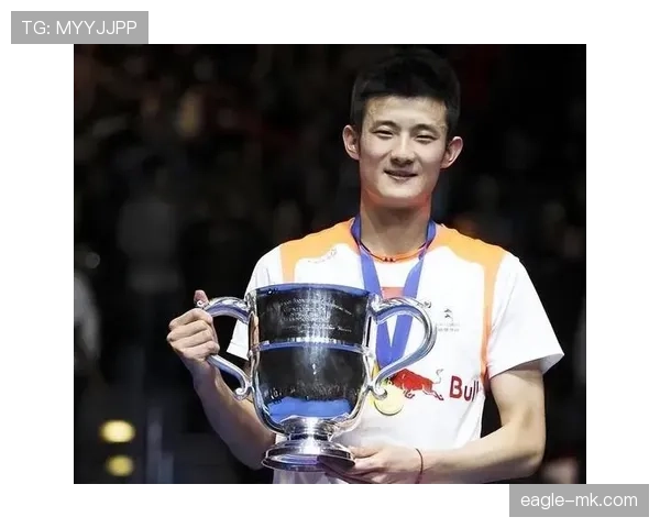 谌龙训练完直接去接孩子放学,背影差点认成小区保安 谌龙训练完直接去接孩子放学,背影差点认成小区保安