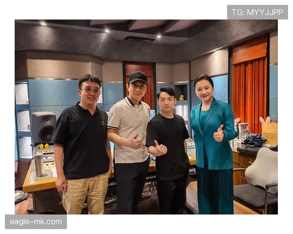 邹敬园今天又把笔换成了豪车钥匙？这反差谁顶得住啊！